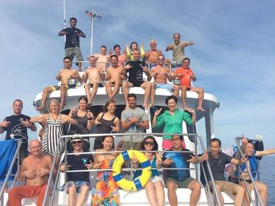 b2ap3_thumbnail_Thailand-dive-trip149-Facemassage-and-Papa-Klaus-2.jpg